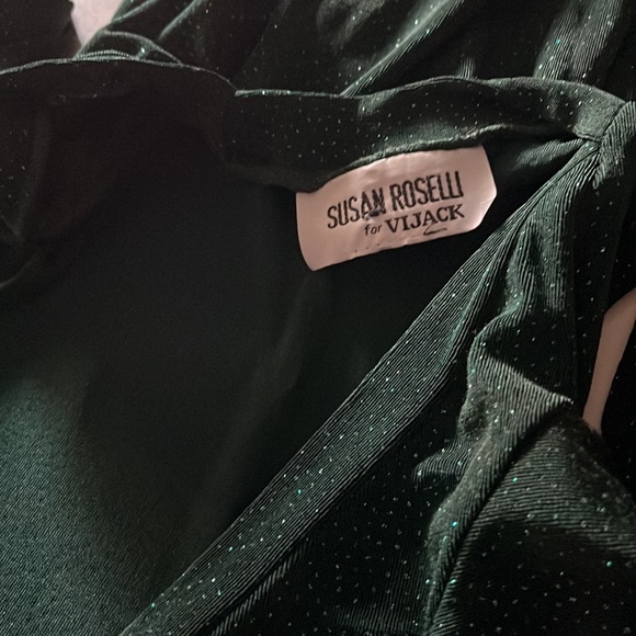 Susan Roselli for Vijack. Emerald color evening gown. Open back long sleeves - Picture 12 of 16